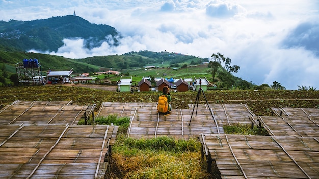 Las mujeres asiáticas viajan a relajarse en las vacaciones. Paisaje de fotografía en la montaña. Tailandia