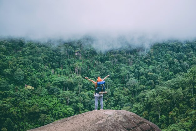 Las mujeres asiáticas viajan a relajarse en las vacaciones. Parado en la montaña Tailandia