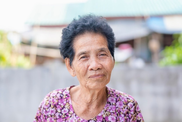 Mujeres asiáticas viejas cara con arrugas ancianos mayores sonriendo felicidad mirando a la cámara