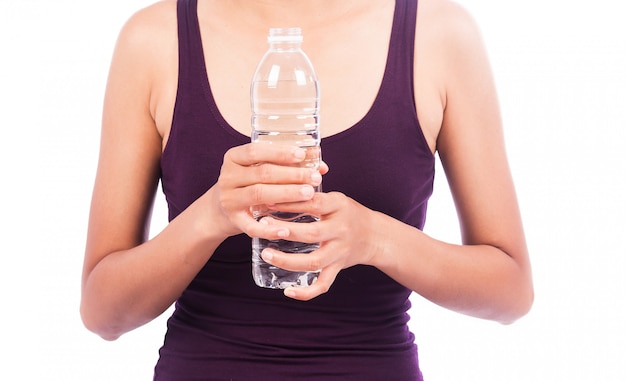 Las mujeres atractivas sostienen beber agua