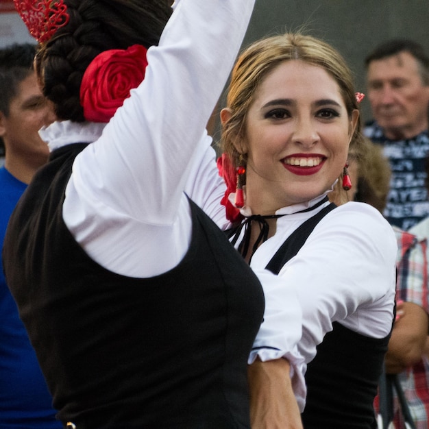 Foto mujeres bailando durante el festival