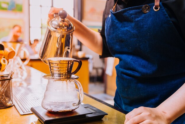 Foto las mujeres de barista hacen un goteo en la cafetería