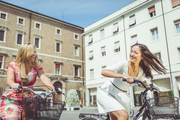 Mujeres en bicicleta por las calles