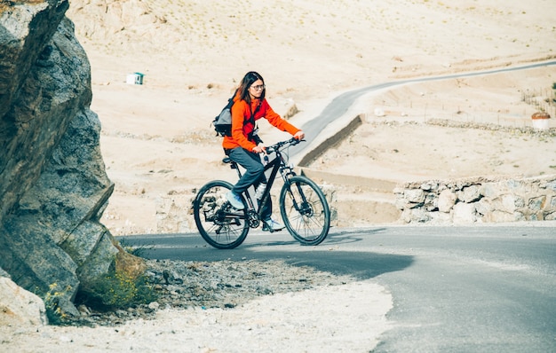 Mujeres en bicicleta hasta la cordillera del Himalaya.