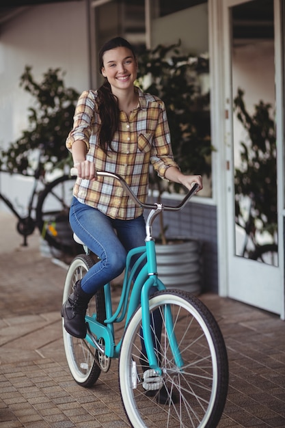 Mujeres en bicicleta fuera del café