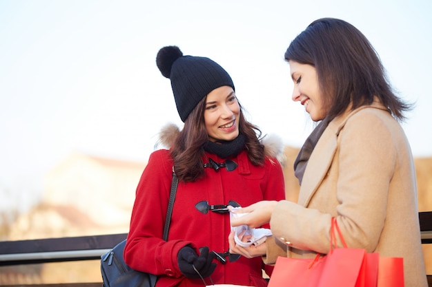 Mujeres con bolsa de compras