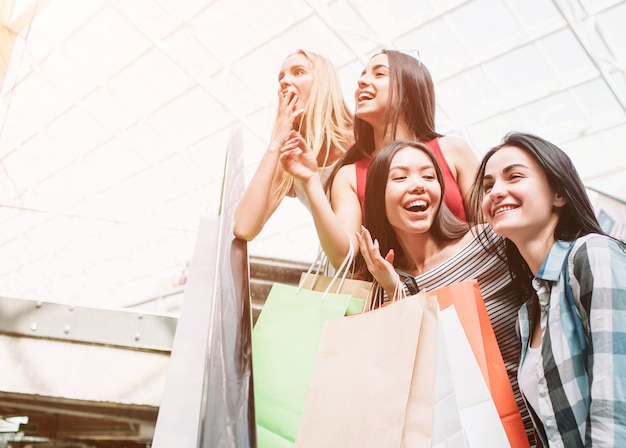 Mujeres con bolsas de compras.