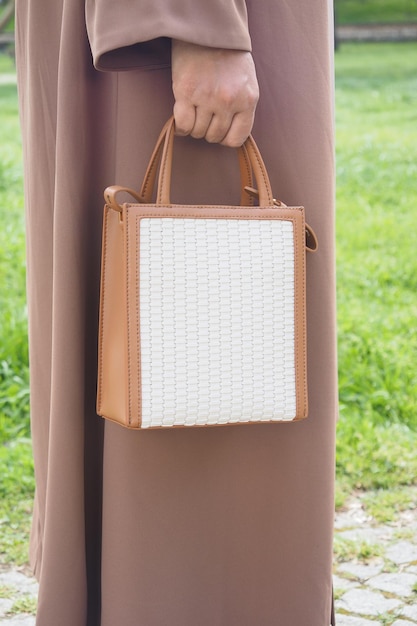 Mujeres con bolso casual con estilo