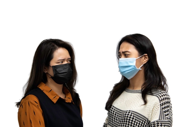 Mujeres bonitas asiáticas con máscara, máscara de protección respiratoria contra la gripe epidémica covid19 o la influenza por virus corona en la oficina con emoción de miedo en concepto de enfermedad, brote, atención médica en la vida