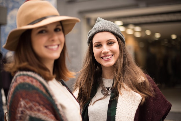 Mujeres bonitas con ropa de invierno en la calle de la ciudad