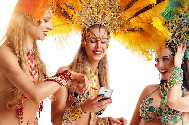 Mujeres brasileñas bailando samba en la fiesta de carnaval