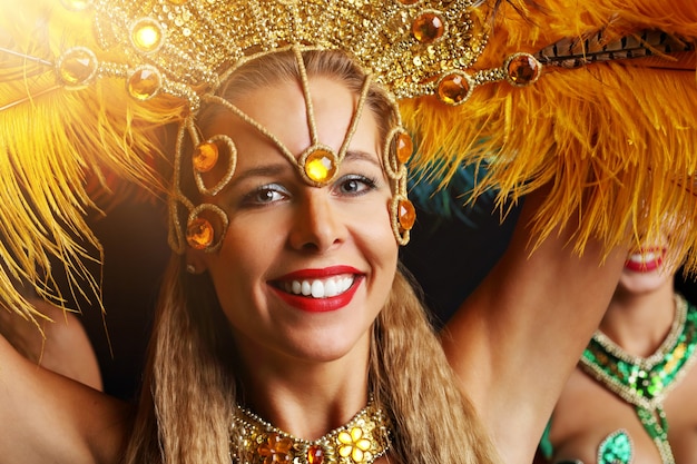 Mujeres brasileñas bailando samba en la fiesta de carnaval
