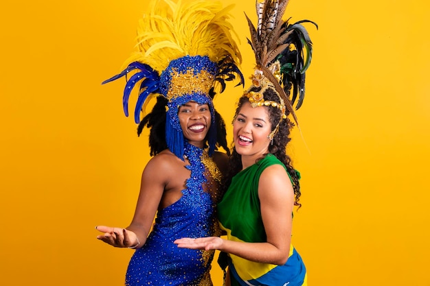 Foto mujeres brasileñas posando en traje de carnaval