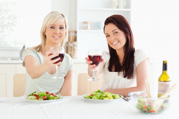 Mujeres brindando con vino