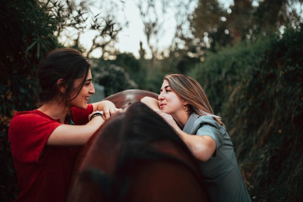 Foto mujeres con caballos en el bosque