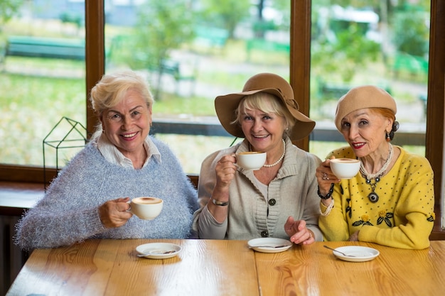 Mujeres con café sonriendo