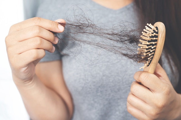 Mujeres con caída del cabello porque es alérgica al champú