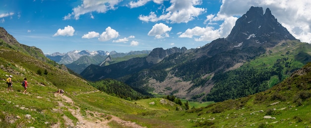 Las mujeres caminante en la ruta del Pic du Midi Ossau en los Pirineos franceses