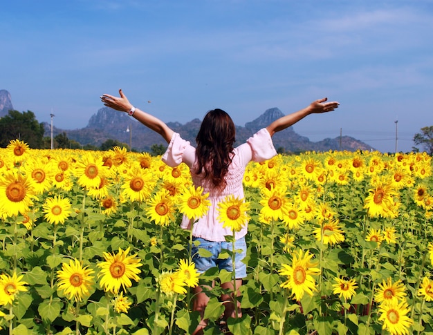 Mujeres en el campo de girasoles