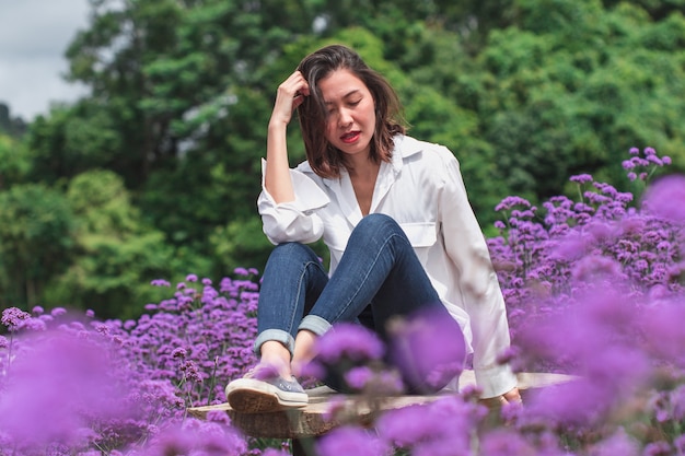 Las mujeres en el campo Verbena florecen y son hermosas en la temporada de lluvias.