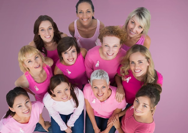 Mujeres con cáncer de mama con fondo de nubes de cielo