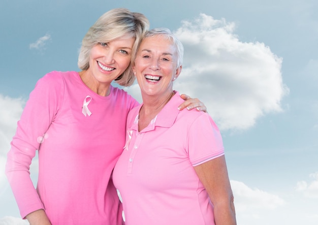 Mujeres con cáncer de mama con fondo de nubes de cielo