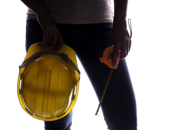 Mujeres con casco y cinta métrica en la mano. Herramienta Craftsman