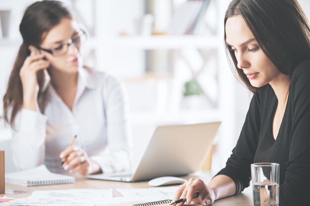 Mujeres caucásicas haciendo trámites