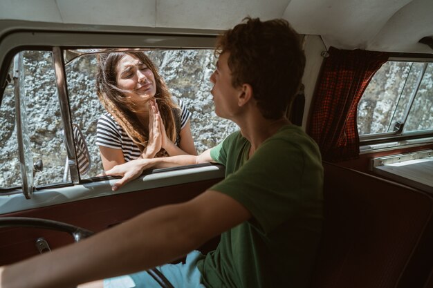 Mujeres caucásicas hipster haciendo autostop pidiendo ayuda