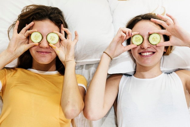 Las mujeres caucásicas con máscara de ojo de pepino