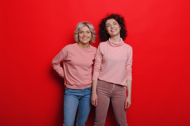 mujeres caucásicas posando en suéteres