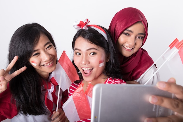 Foto mujeres celebrando el día de la independencia de indonesia