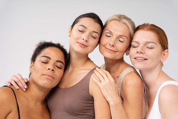 Foto mujeres celebrando todos los tonos de piel