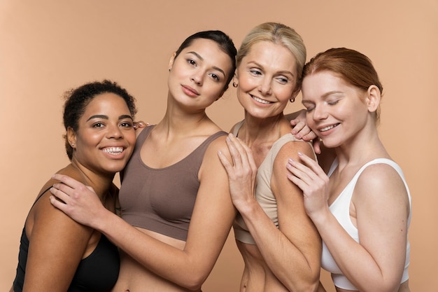 Mujeres celebrando todos los tonos de piel