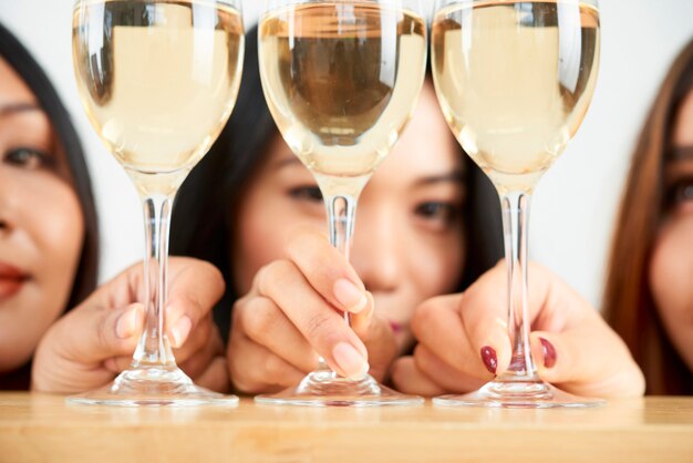 Mujeres celebrando con vino