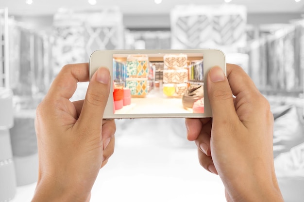 Foto mujeres en centro comercial a través de teléfono móvil