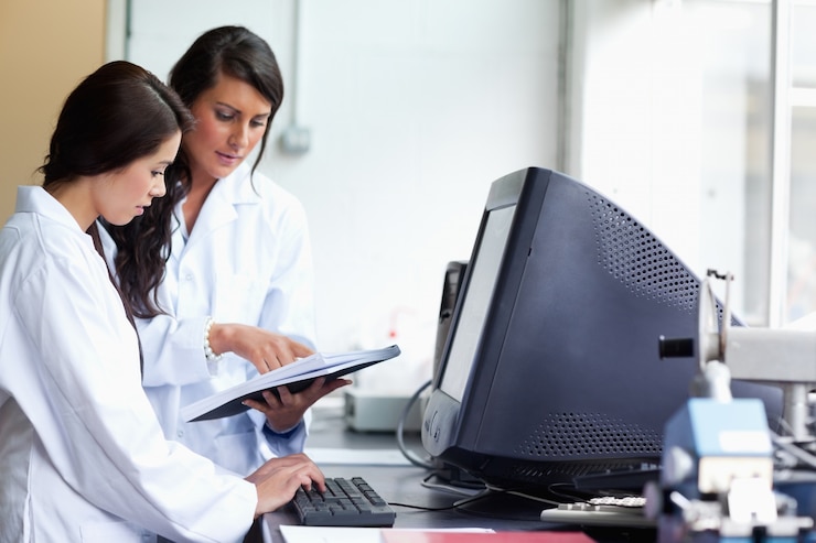 Foto mujeres científicas comparando resultados
