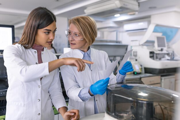 Mujeres Científicas Programas Equipos Médicos Con Computadora Personal Equipo De Profesionales Que Trabajan En Laboratorio Moderno De Investigación Farmacéutica