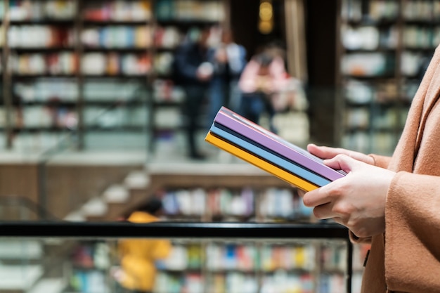 Foto mujeres clientes leyendo en la biblioteca