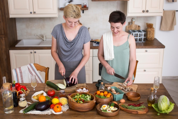 Mujeres cocinando juntas en casa