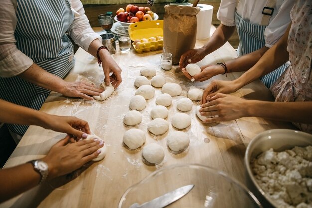 Mujeres cocinando juntos comida rural tradicional