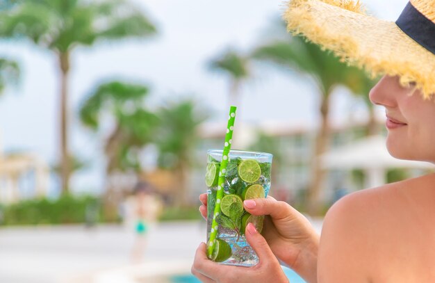 mujeres con cóctel cerca de la piscina.