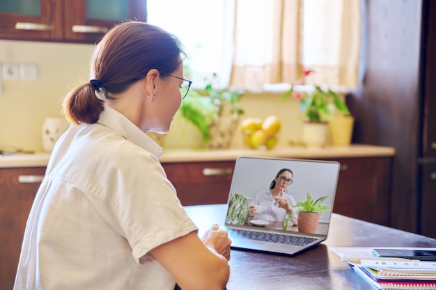 Mujeres colegas amigas hablando en línea por videollamada en una computadora portátil