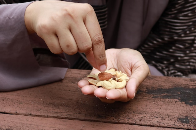 Mujeres comiendo almendras y anacardos