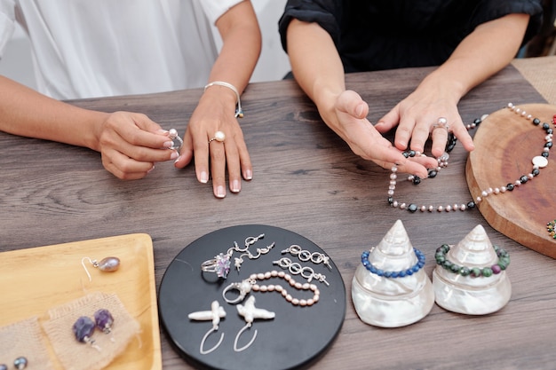 Foto mujeres comprando joyas