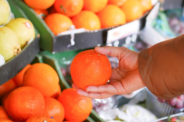 mujeres comprando naranjas en el mercado de agricultores