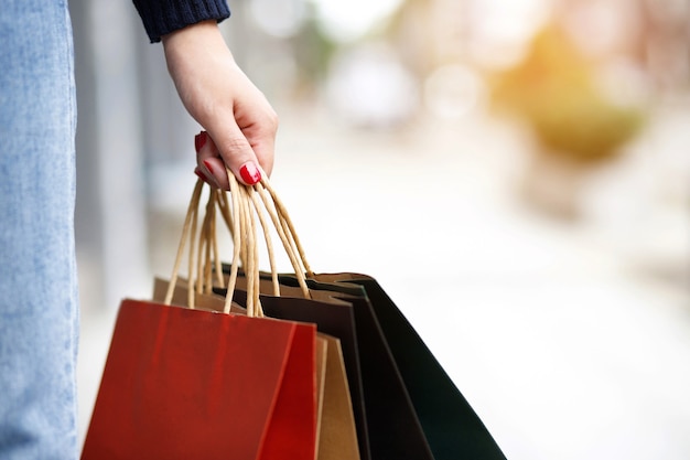 Mujeres de compras en el centro comercial