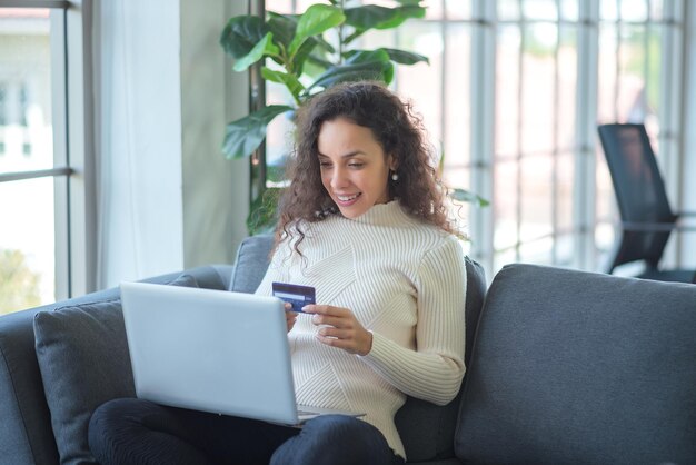 Mujeres de compras en línea. Las mujeres latinas están felices con las compras en línea.