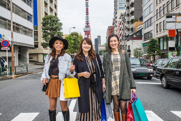 Mujeres de compras en Tokio