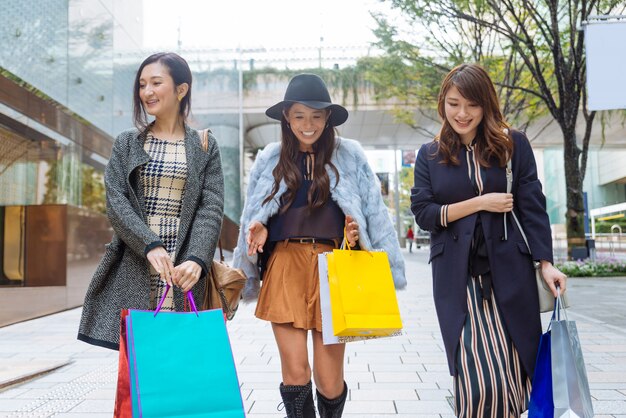 Mujeres de compras en Tokio